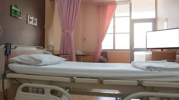姜文被困在一个什么东西里